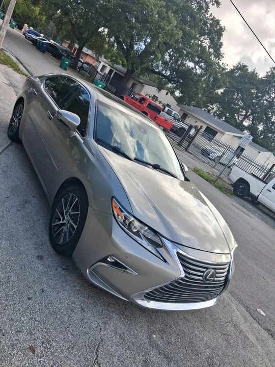 2016 Lexus ES 6th Gen - Image 9 of 12