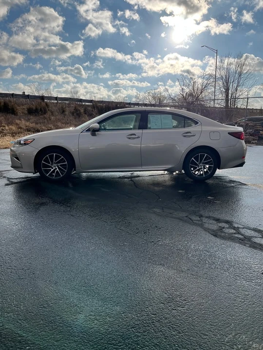 2016 Lexus ES 6th Gen - Image 3 of 11
