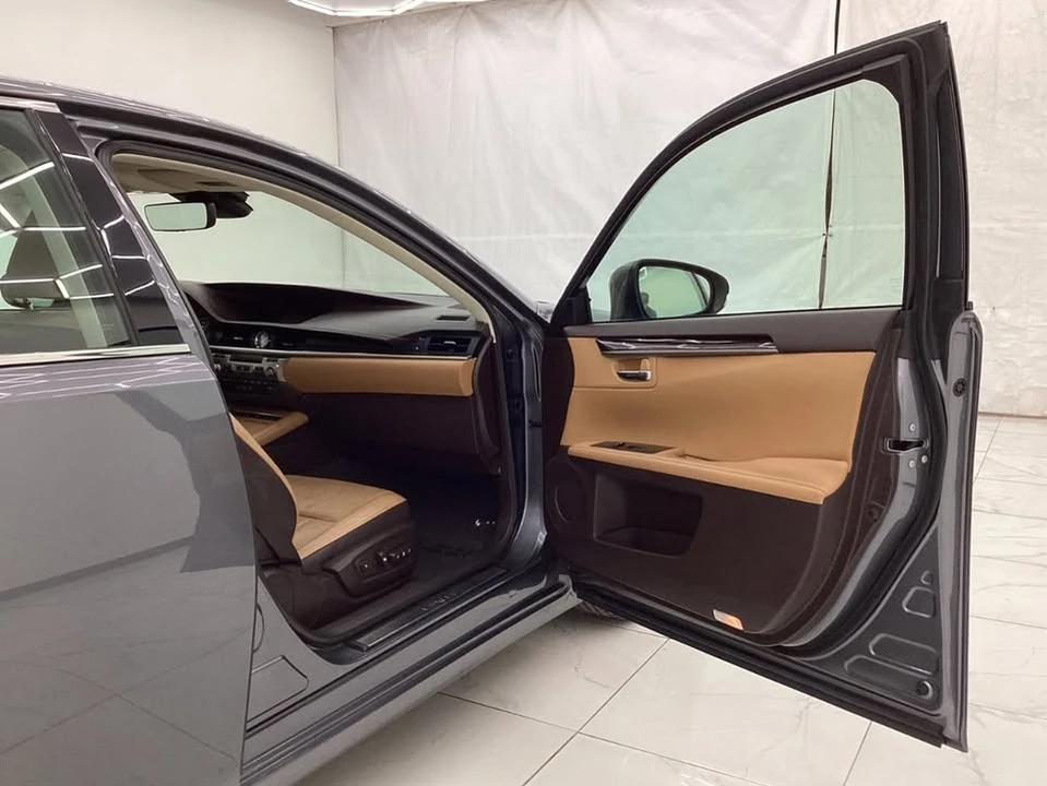 2016 Lexus ES 6th Gen - Image 8 of 18