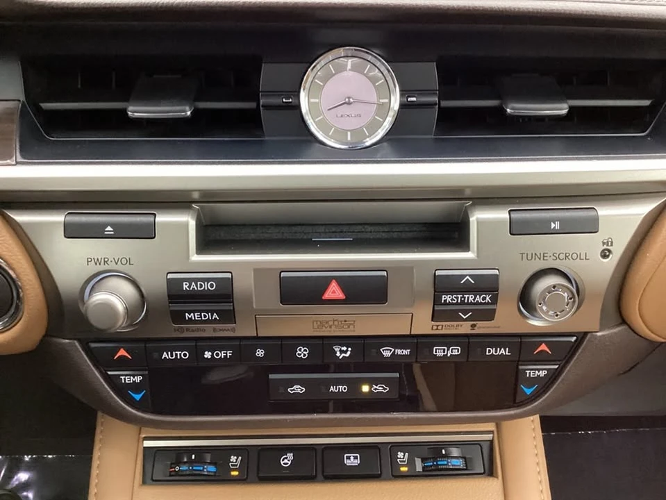 2016 Lexus ES 6th Gen - Image 17 of 18