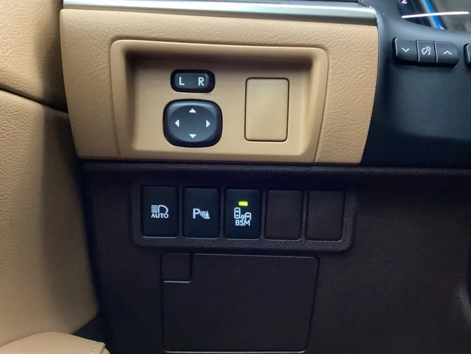2016 Lexus ES 6th Gen - Image 18 of 18