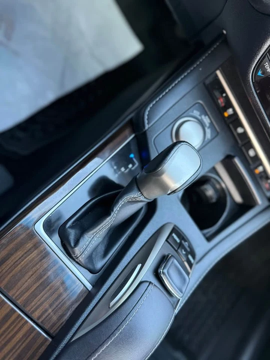 2016 Lexus ES 6th Gen - Image 11 of 20