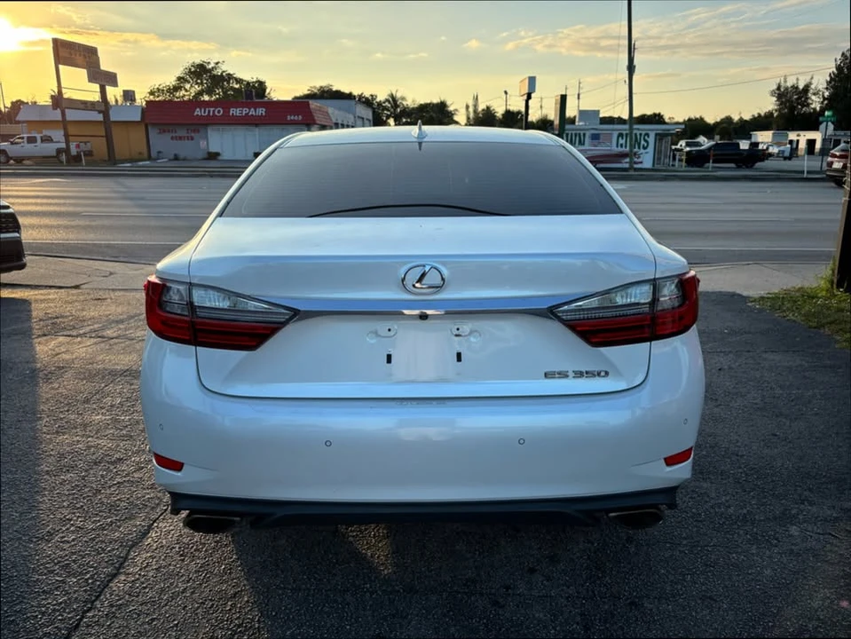 2016 Lexus ES 6th Gen - Image 5 of 13
