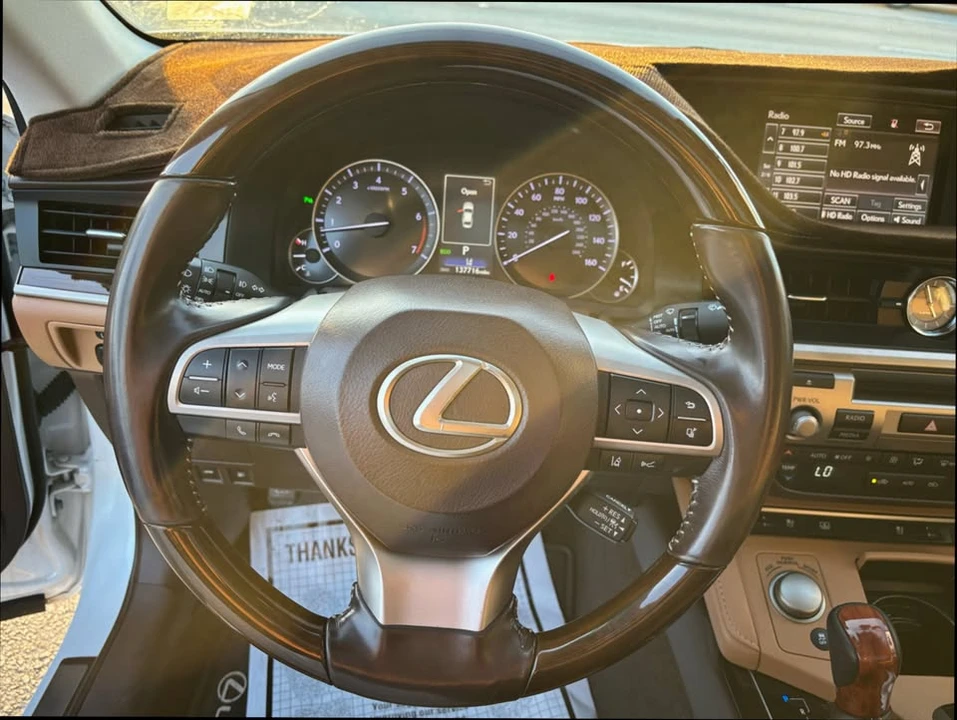 2016 Lexus ES 6th Gen - Image 11 of 13