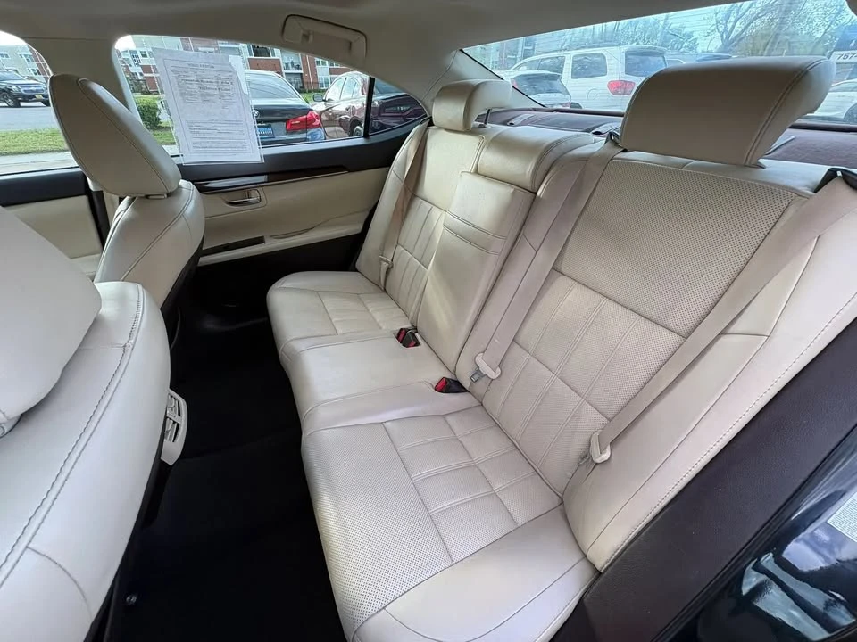 2016 Lexus ES 6th Gen - Image 18 of 19