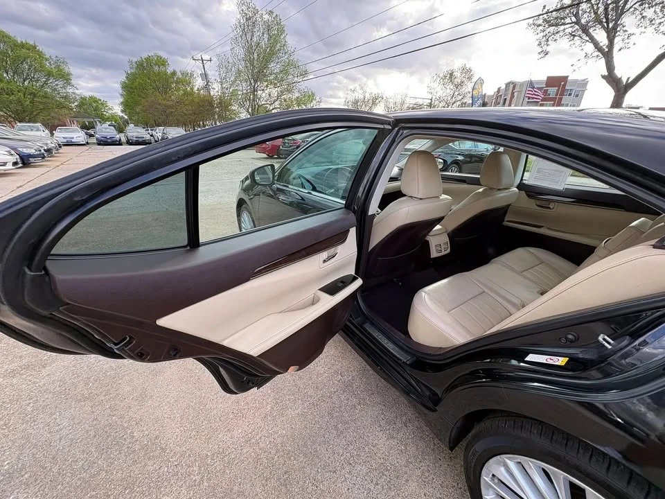 2016 Lexus ES 6th Gen - Image 16 of 19