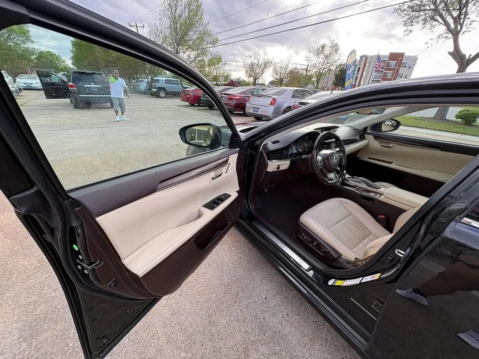 2016 Lexus ES 6th Gen - Image 9 of 19