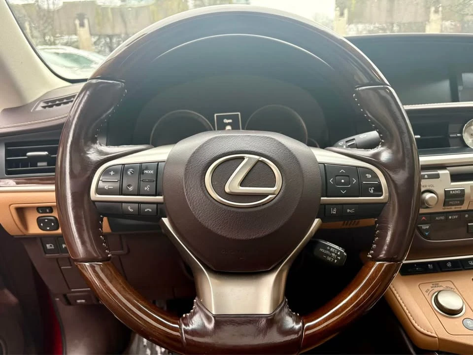 2016 Lexus ES 6th Gen - Image 8 of 12