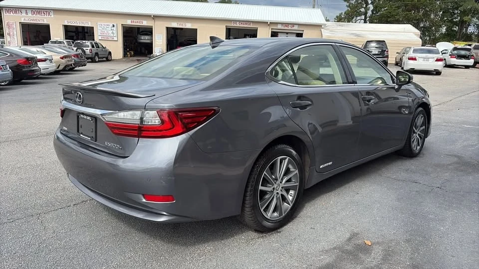 2016 Lexus ES 6th Gen - Image 6 of 19