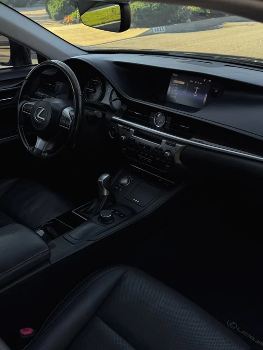 2016 Lexus ES 6th Gen - Image 18 of 19