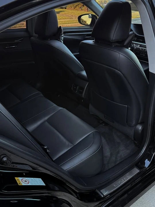 2016 Lexus ES 6th Gen - Image 16 of 19