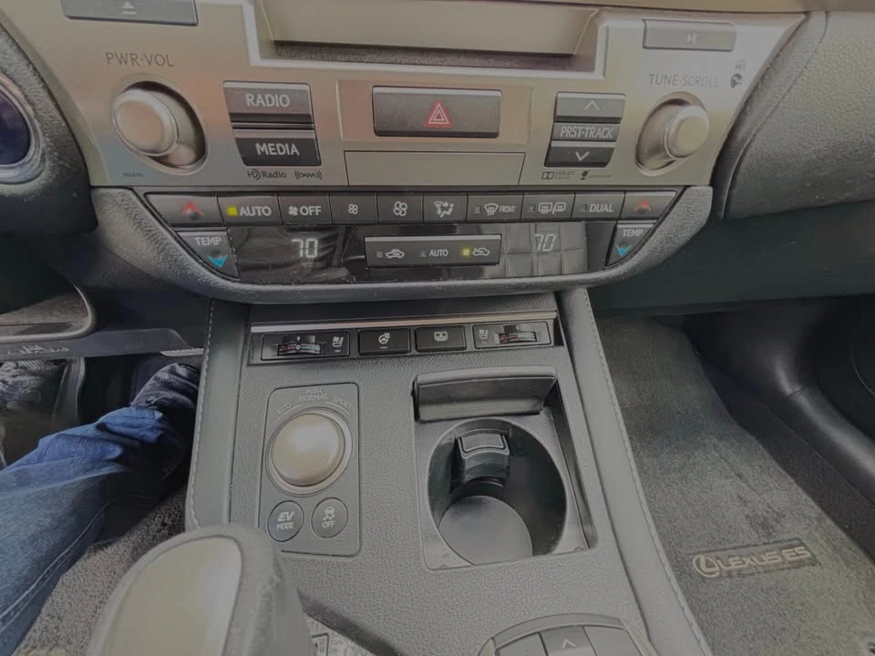 2016 Lexus ES 6th Gen - Image 11 of 14