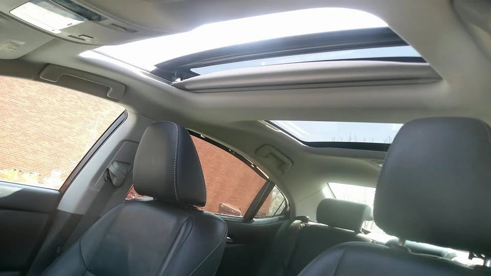 2016 Lexus ES 6th Gen - Image 15 of 16