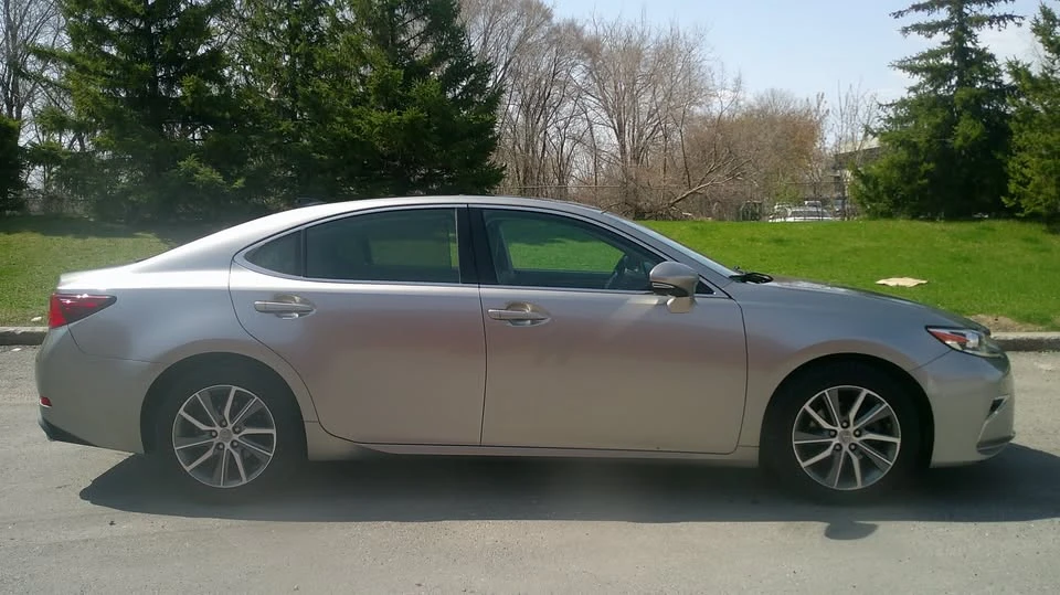 2016 Lexus ES 6th Gen - Image 4 of 16
