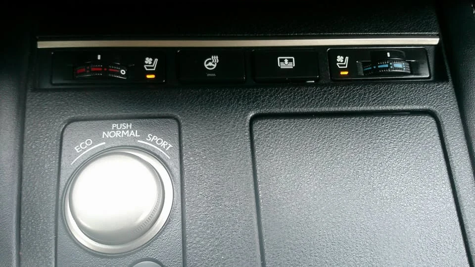 2016 Lexus ES 6th Gen - Image 12 of 16