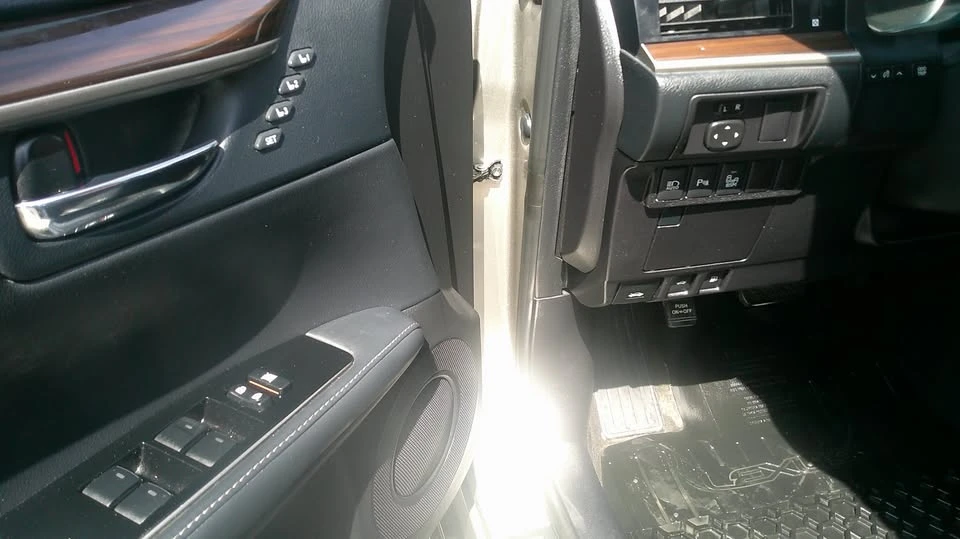 2016 Lexus ES 6th Gen - Image 9 of 16