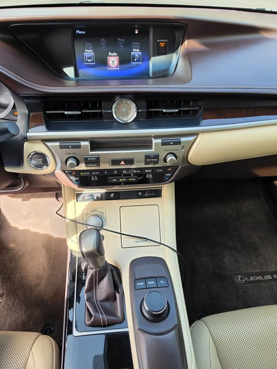 2016 Lexus ES 6th Gen - Image 15 of 17