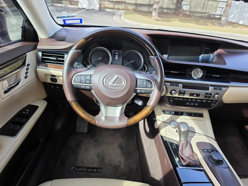 2016 Lexus ES 6th Gen - Image 11 of 17