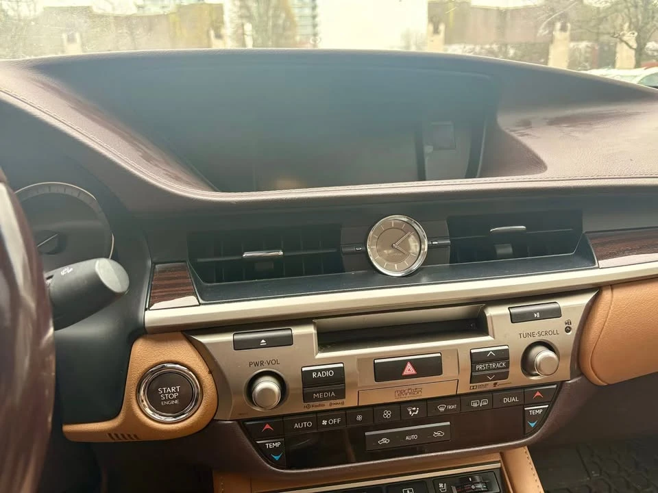 2016 Lexus ES 6th Gen - Image 17 of 19