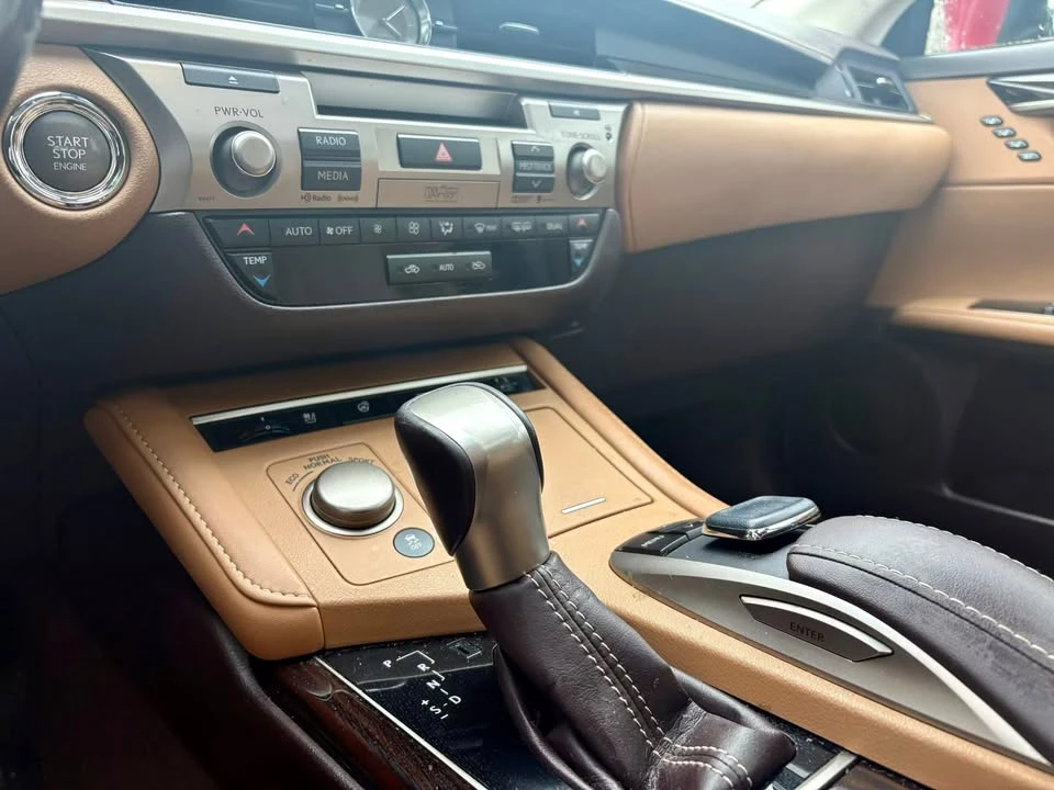 2016 Lexus ES 6th Gen - Image 16 of 19