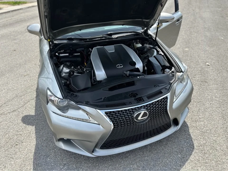2016 Lexus IS - Image 16 of 18