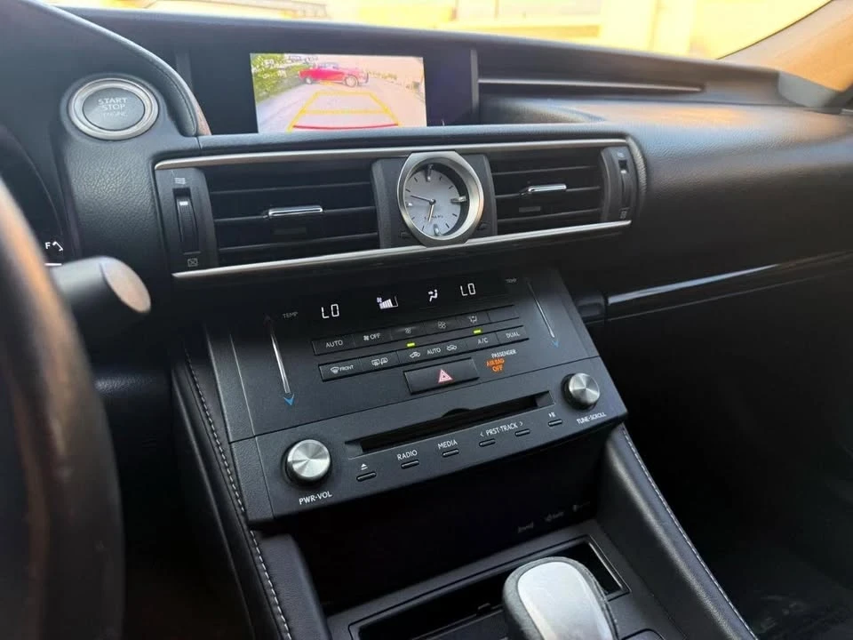 2016 Lexus RC - Image 15 of 18