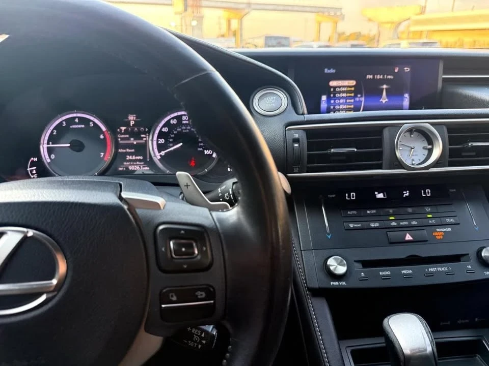 2016 Lexus RC - Image 13 of 18