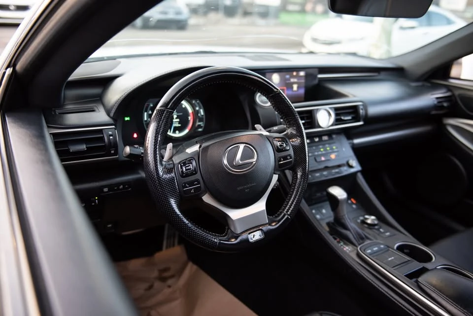2016 Lexus RC - Image 10 of 18