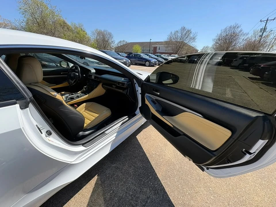 2016 Lexus RC - Image 17 of 19