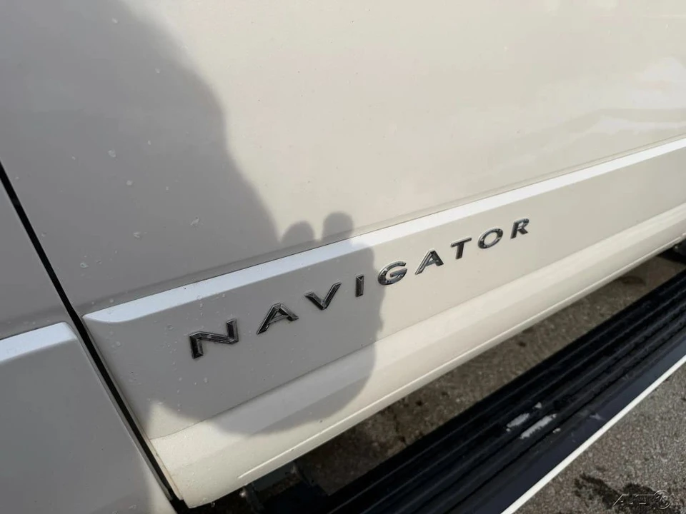 2016 Lincoln Navigator 3rd Gen - Image 9 of 12