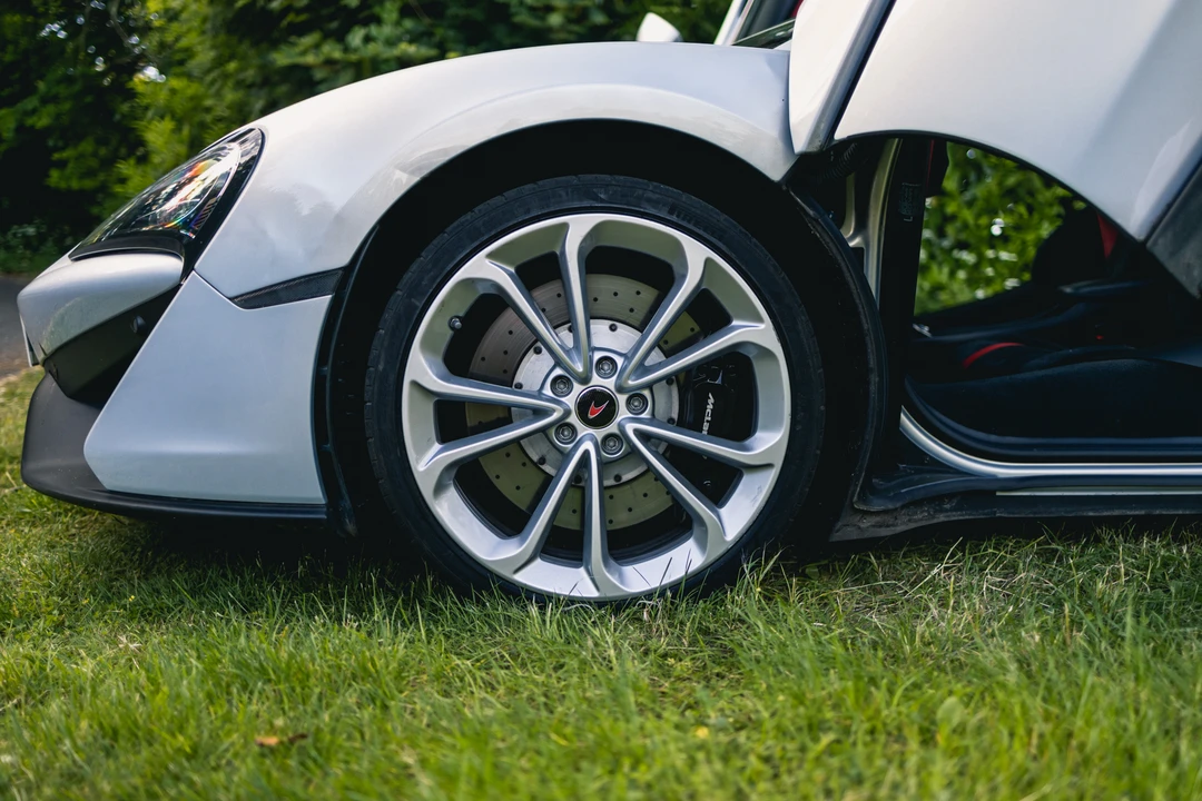 2016 McLaren 570S - Image 23 of 31
