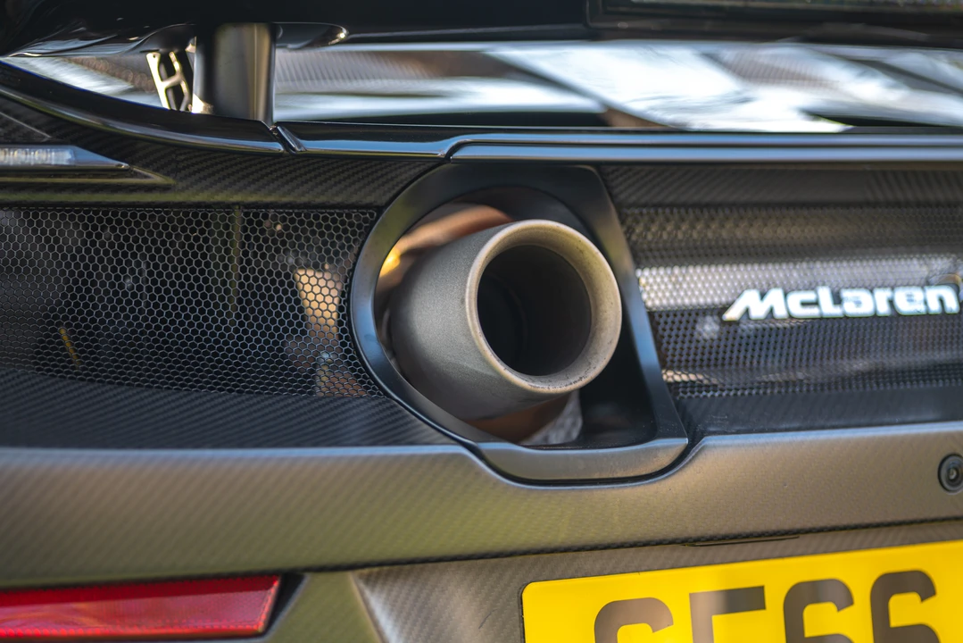 2016 McLaren 675LT Spider - Image 26 of 31