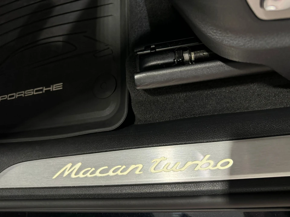 2016 Porsche Macan Turbo - Image 25 of 30