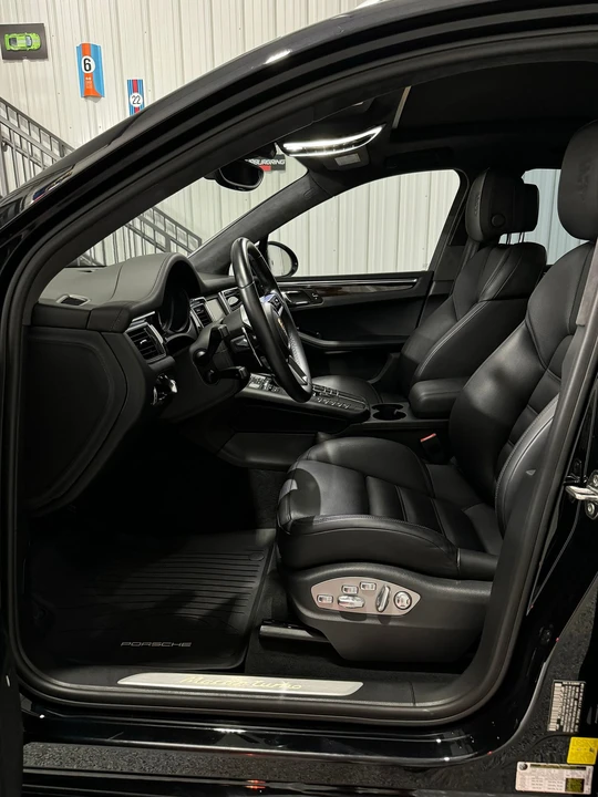 2016 Porsche Macan Turbo - Image 22 of 30