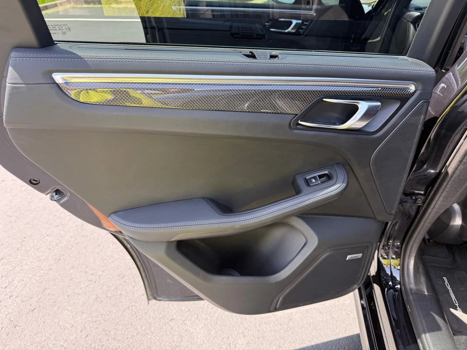 2016 Porsche Macan Turbo - Image 16 of 27