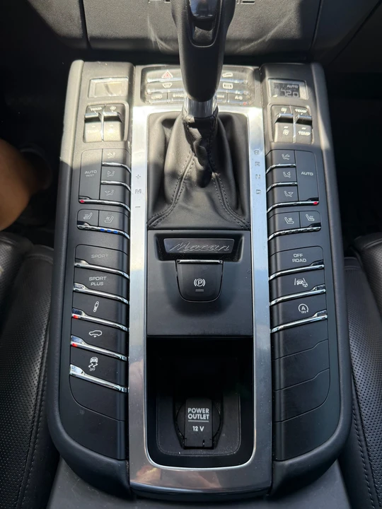 2016 Porsche Macan Turbo - Image 23 of 27