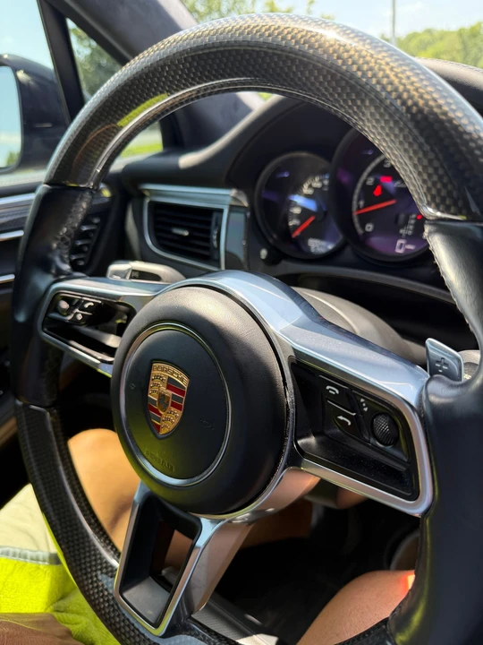 2016 Porsche Macan Turbo - Image 26 of 27