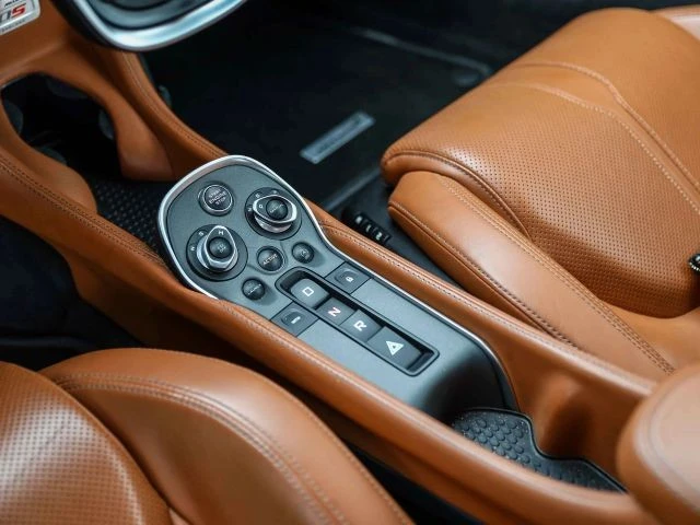 2016 McLaren - Image 24 of 31