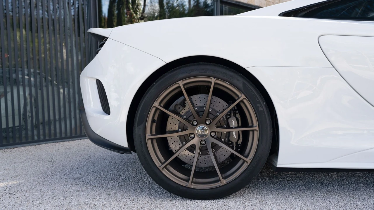 2016 McLaren 675LT Coupe - Image 31 of 31