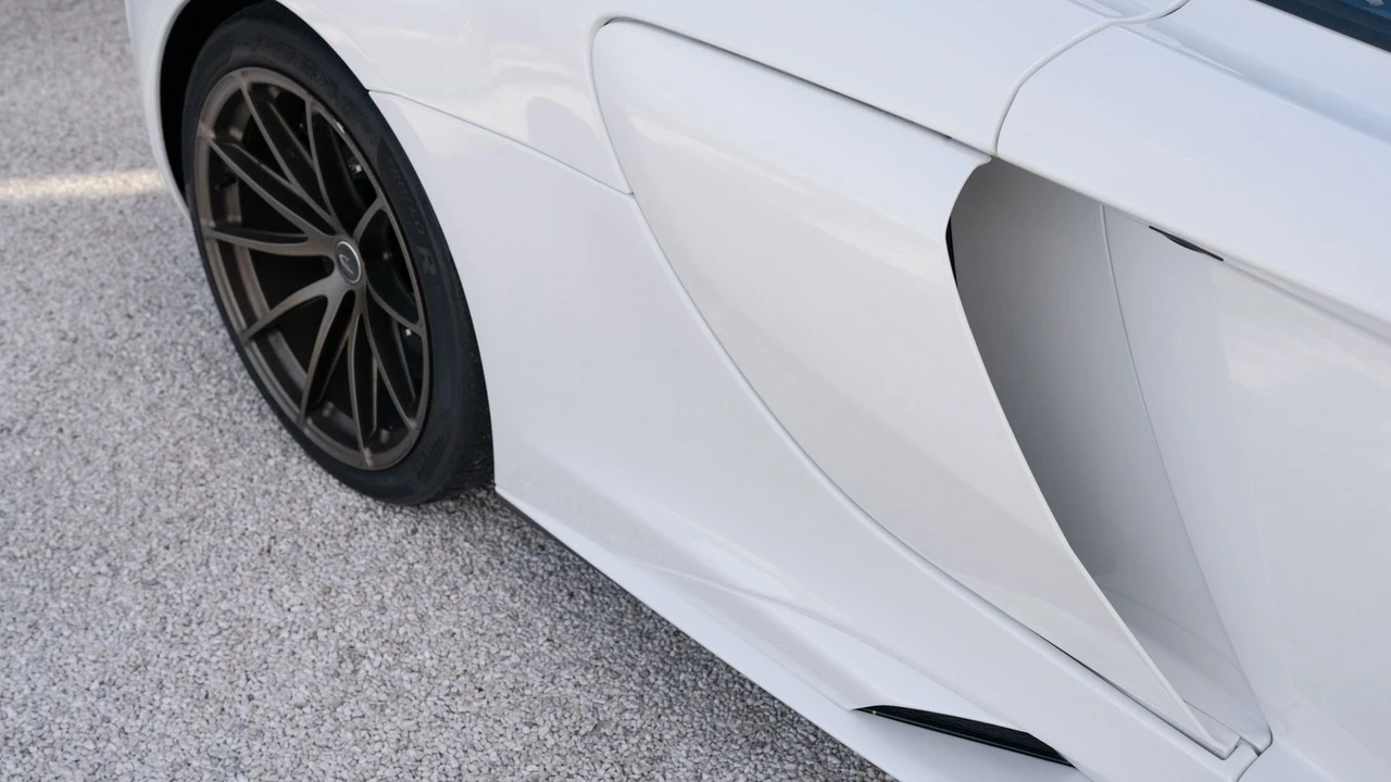 2016 McLaren 675LT Coupe - Image 28 of 31