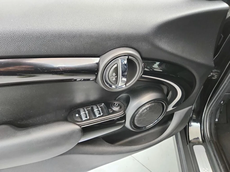 2016 Mini Mini Cooper S 3rd Gen - Image 19 of 31