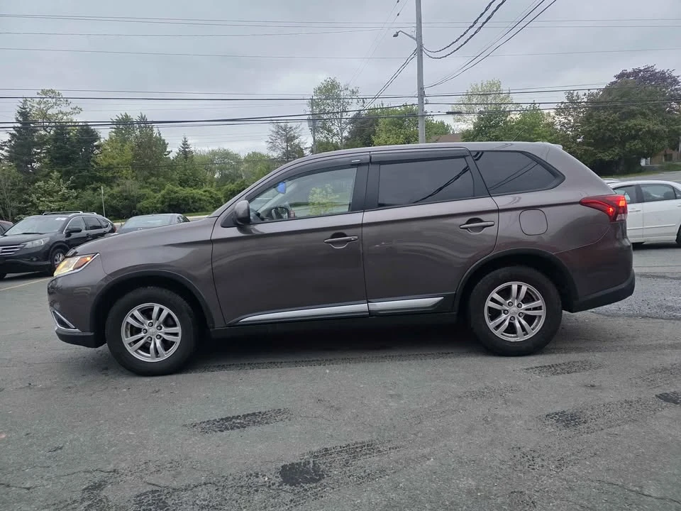 2016 Mitsubishi Outlander - Image 2 of 10