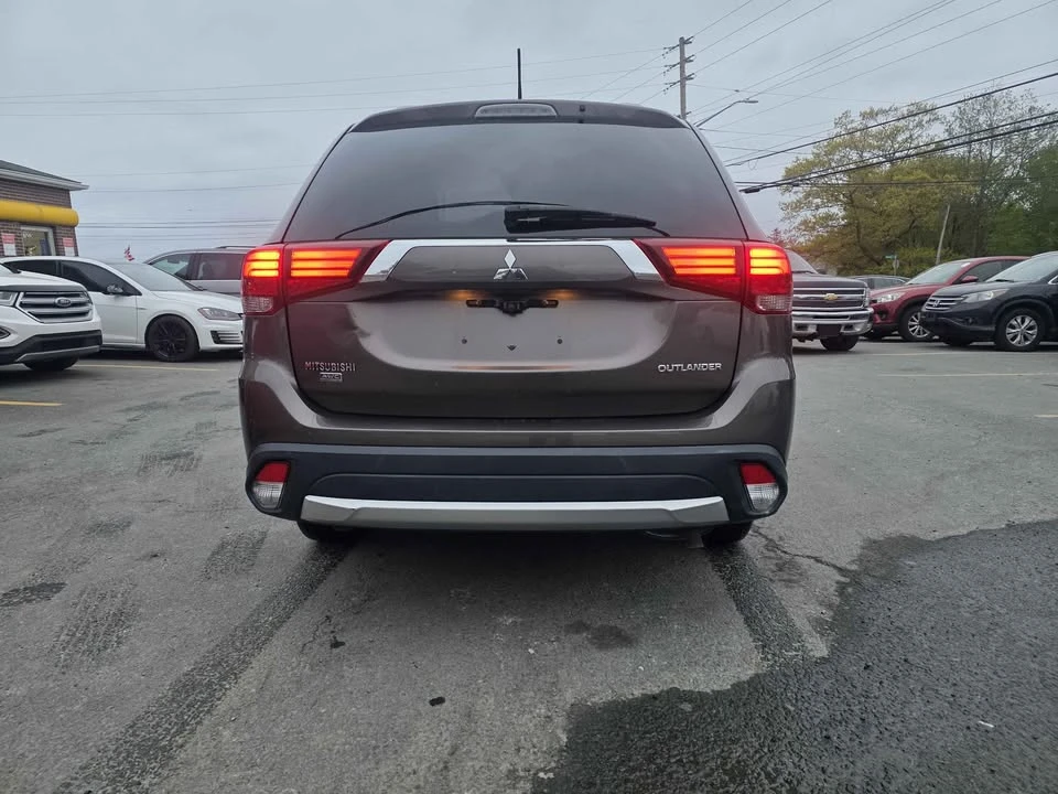 2016 Mitsubishi Outlander - Image 4 of 10