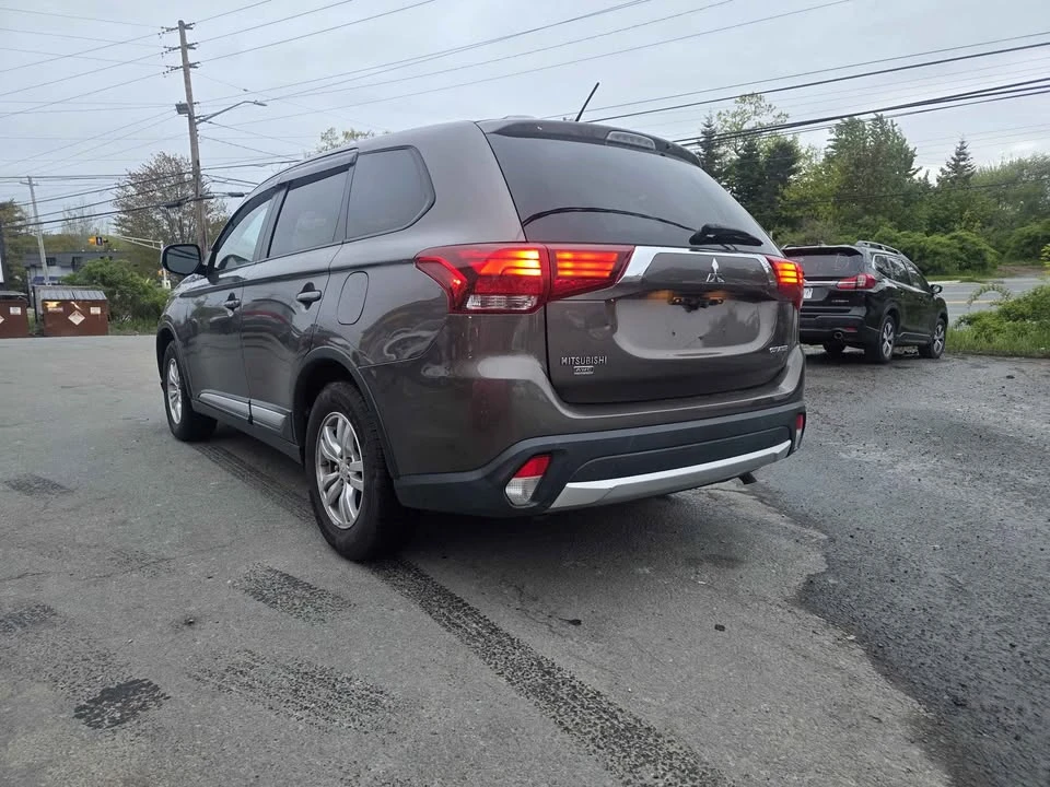 2016 Mitsubishi Outlander - Image 3 of 10