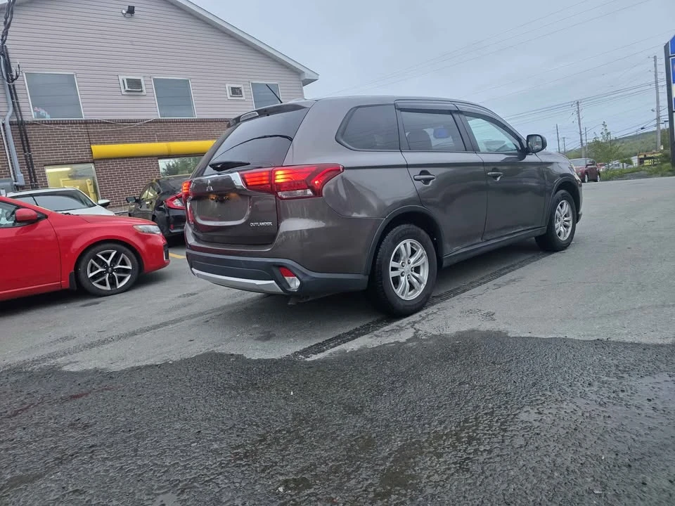 2016 Mitsubishi Outlander - Image 5 of 10