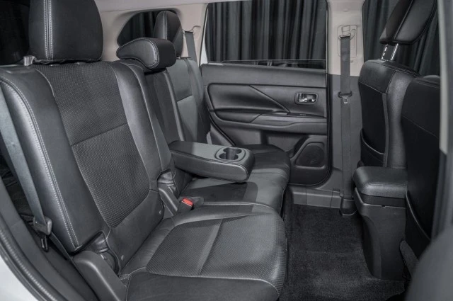 2016 Mitsubishi Outlander - Image 13 of 21