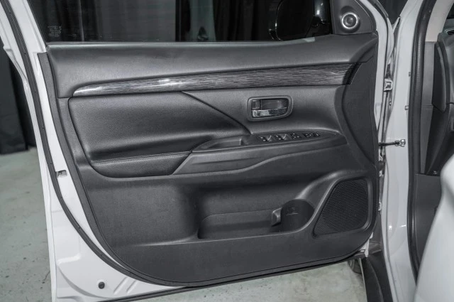 2016 Mitsubishi Outlander - Image 10 of 12