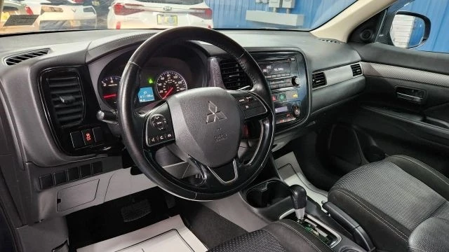 2016 Mitsubishi Outlander - Image 8 of 12