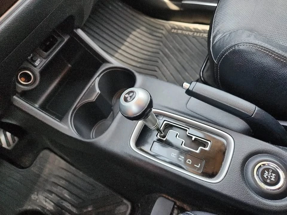 2016 Mitsubishi Outlander - Image 15 of 19