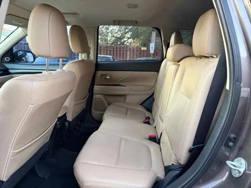 2016 Mitsubishi Outlander - Image 11 of 12